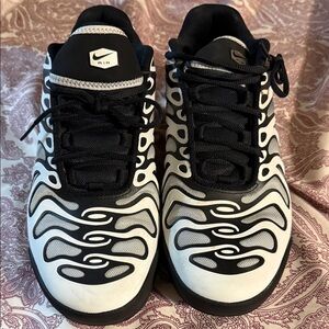 Nike Air Men's Black and White Athletic Sneakers